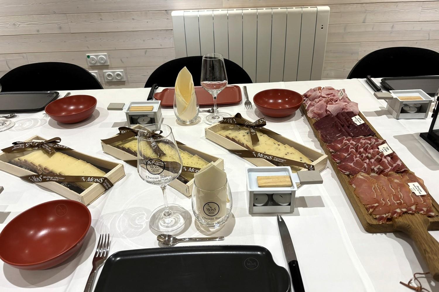 Dégustez une raclette dans un lieu d'affinage d'exception avec Monica et son équipe - Image n°4 - Wecandoo