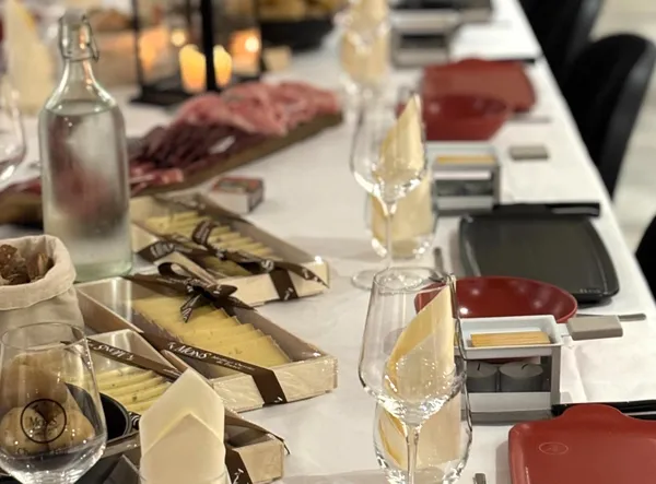 Dégustez une raclette dans un lieu d'affinage d'exception avec Monica et son équipe - Image n°3 - Wecandoo