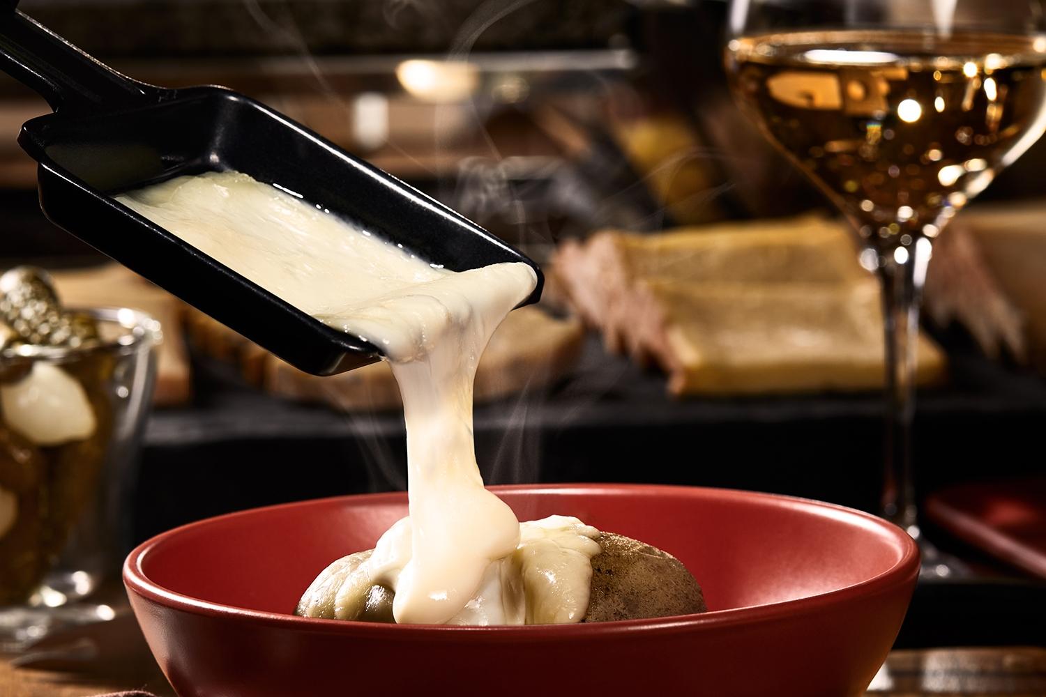 Dégustez une raclette dans un lieu d'affinage d'exception avec Monica et son équipe - Image n°2 - Wecandoo