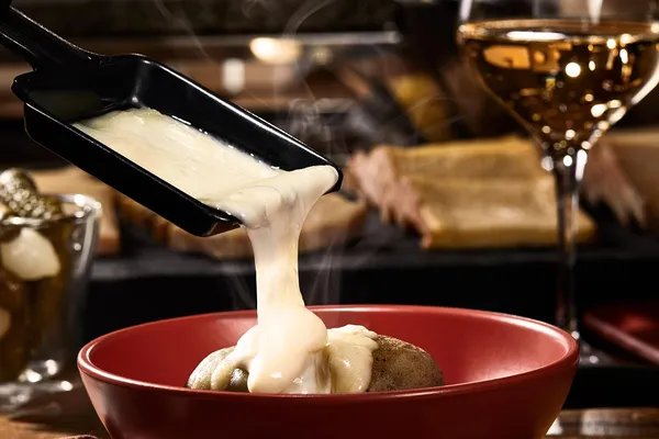 Dégustez une raclette dans un lieu d'affinage d'exception avec Monica et son équipe - Image n°2 - Wecandoo