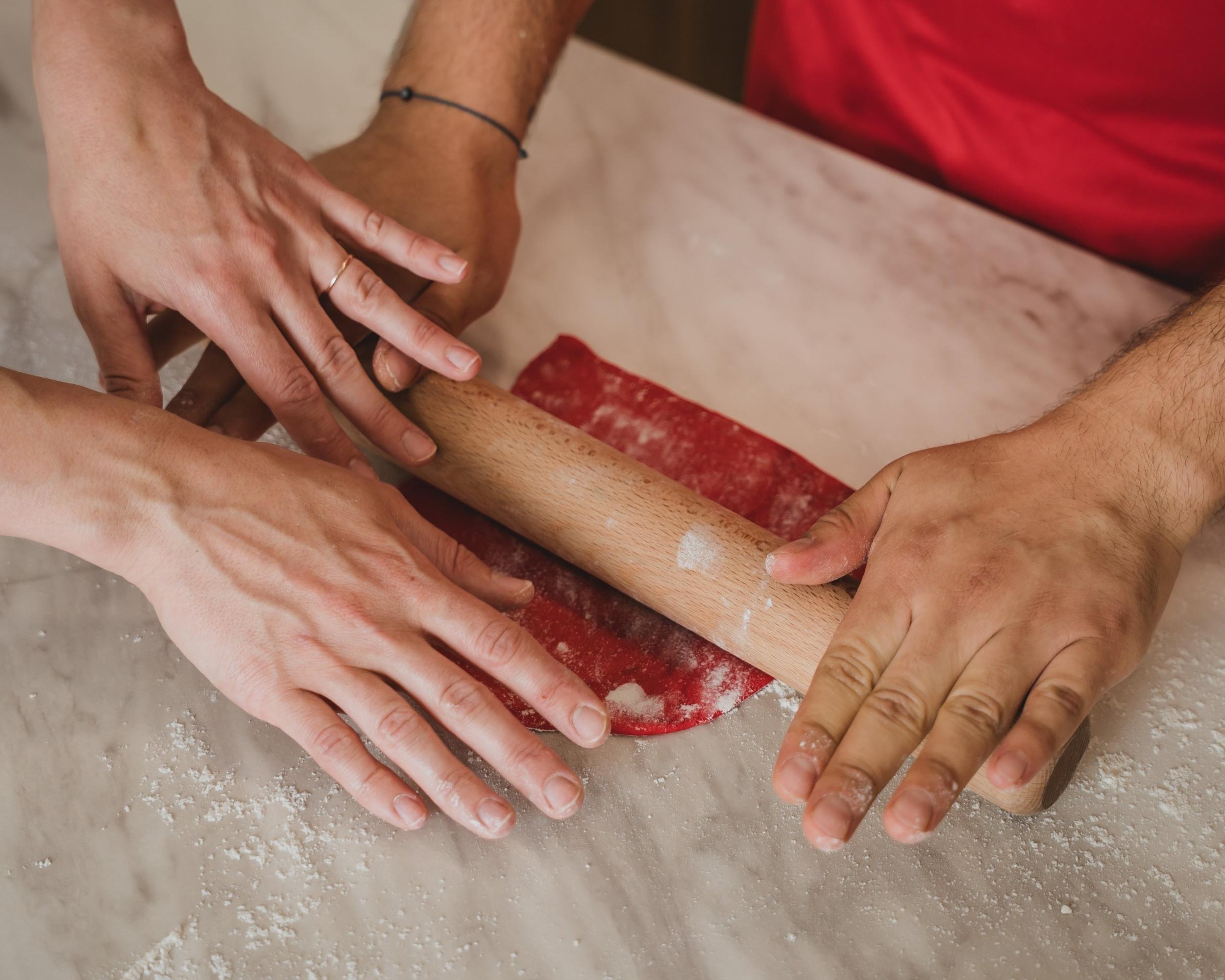 Réalisez vos croissants et pains au chocolat bicolores avec Lili et Chloé - Image n°2 - Wecandoo