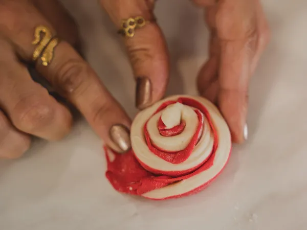 Réalisez vos croissants et pains au chocolat bicolores avec Lili et Chloé - Image n°4 - Wecandoo