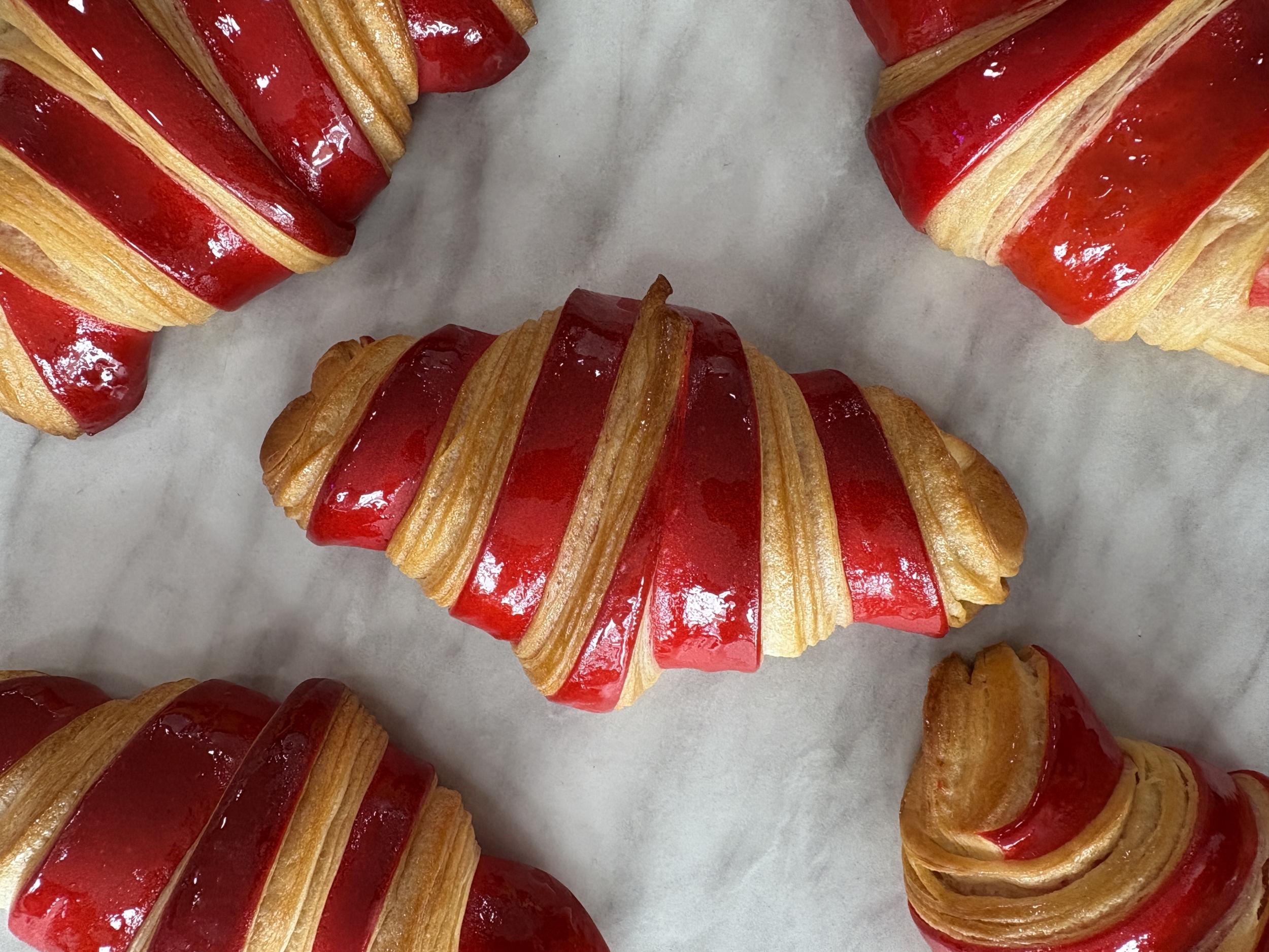 Réalisez vos croissants et pains au chocolat bicolores avec Lili et Chloé - Image n°1 - Wecandoo