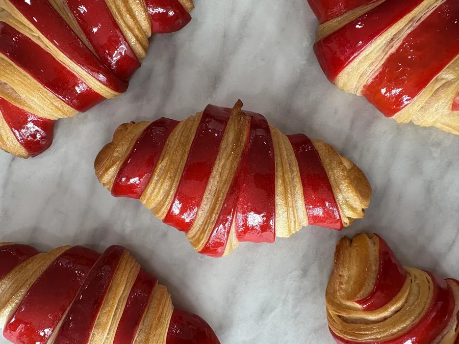 Réalisez vos croissants et pains au chocolat bicolores avec Lili et Chloé - Image n°1 - Wecandoo