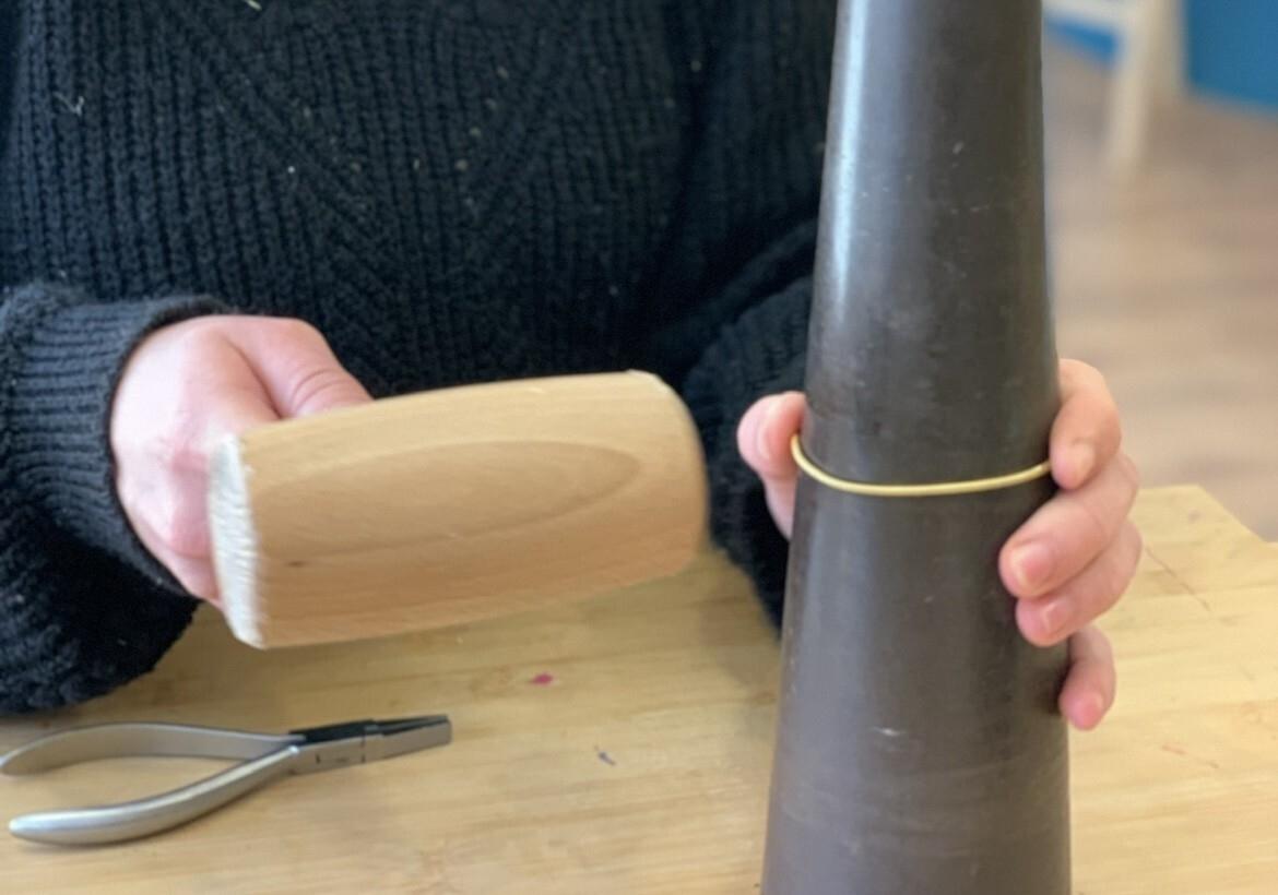 Fabriquez votre bracelet ou manchette en argent avec Aliénor et Zoé - Image n°5 - Wecandoo