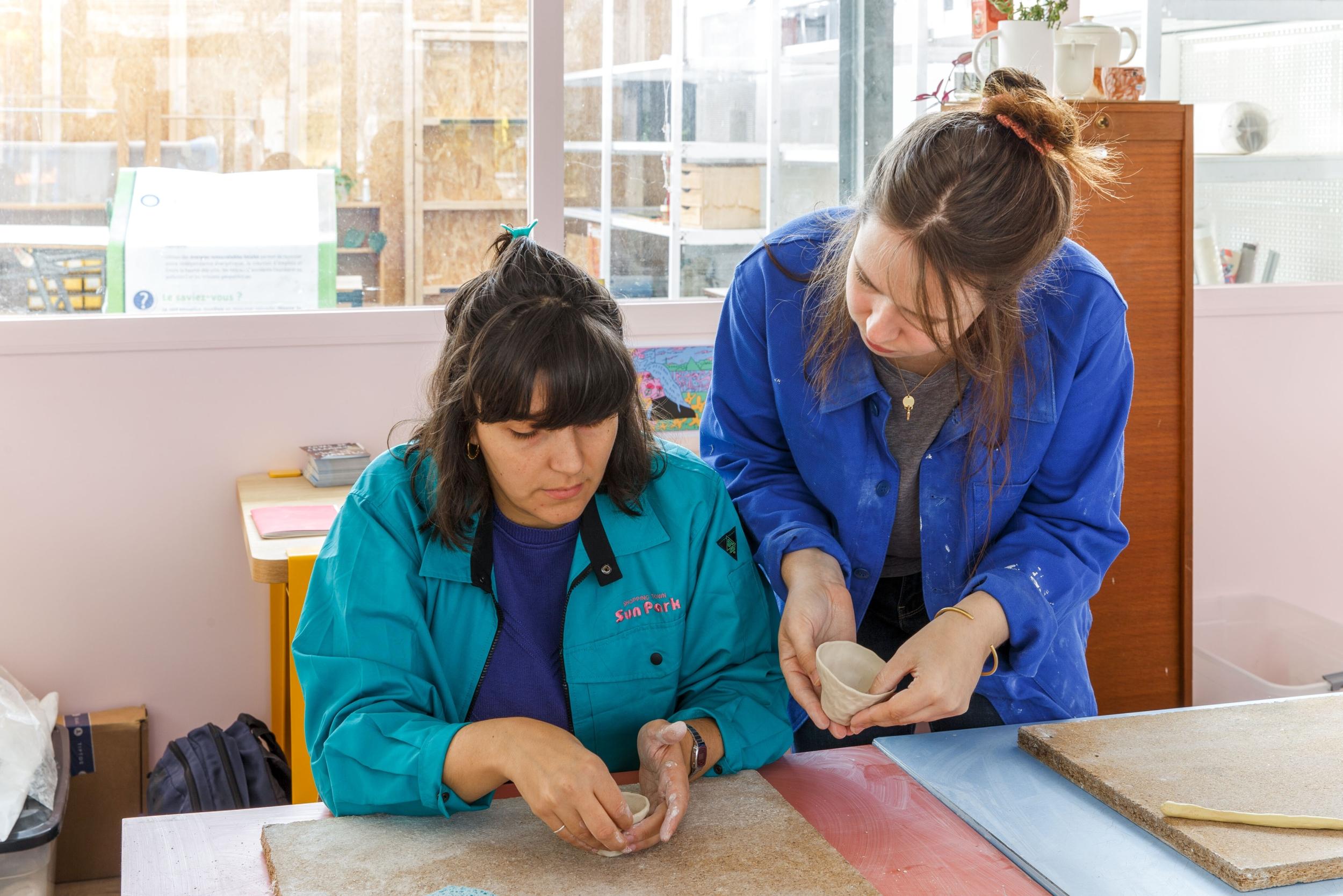 Modelez vos tasses à café en porcelaine avec Louise - Image n°3 - Wecandoo