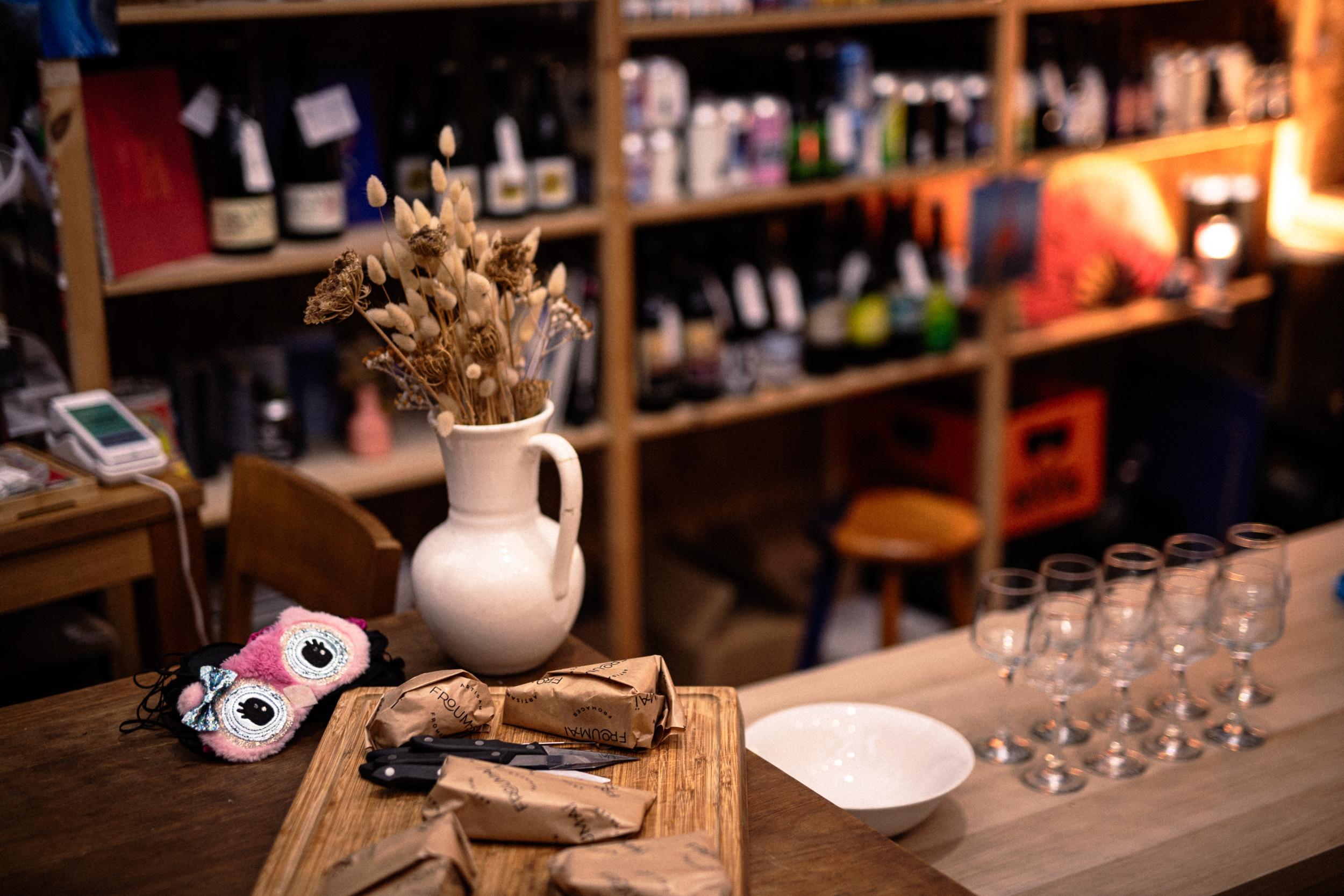 Dégustez des accords vins nature et fromages artisanaux à l'aveugle avec Céline - Image n°2 - Wecandoo