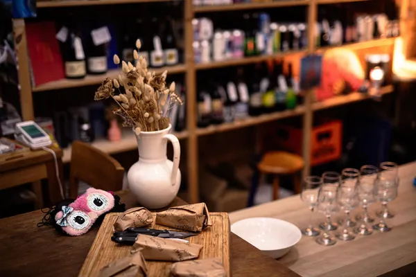 Dégustez des accords vins nature et fromages artisanaux à l'aveugle avec Céline - Afbeelding nr. 2 - Wecandoo