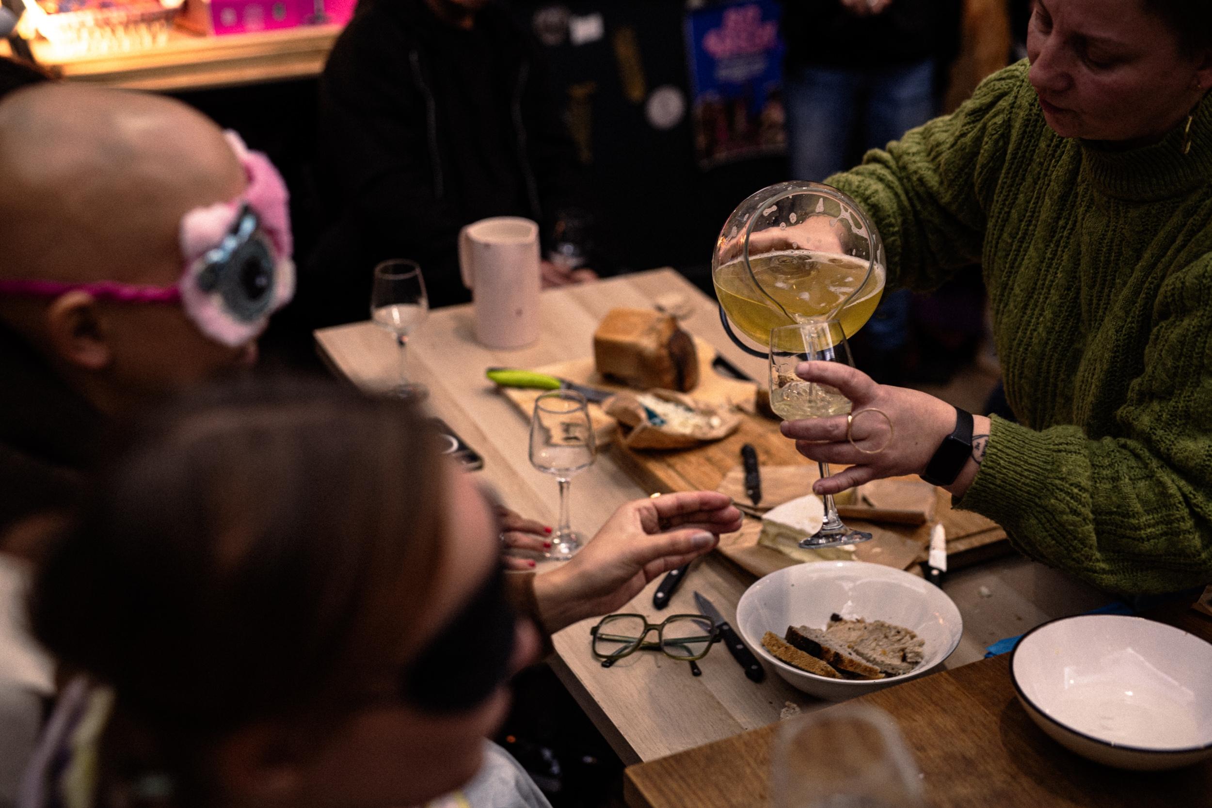 Dégustez des accords vins nature et fromages artisanaux à l'aveugle avec Céline - Image n°9 - Wecandoo