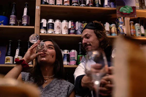 Dégustez des accords vins nature et fromages artisanaux à l'aveugle avec Céline - Afbeelding nr. 4 - Wecandoo