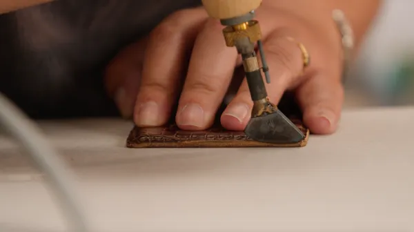 Fabriquez votre ceinture en cuir avec Hélène - Image n°2 - Wecandoo