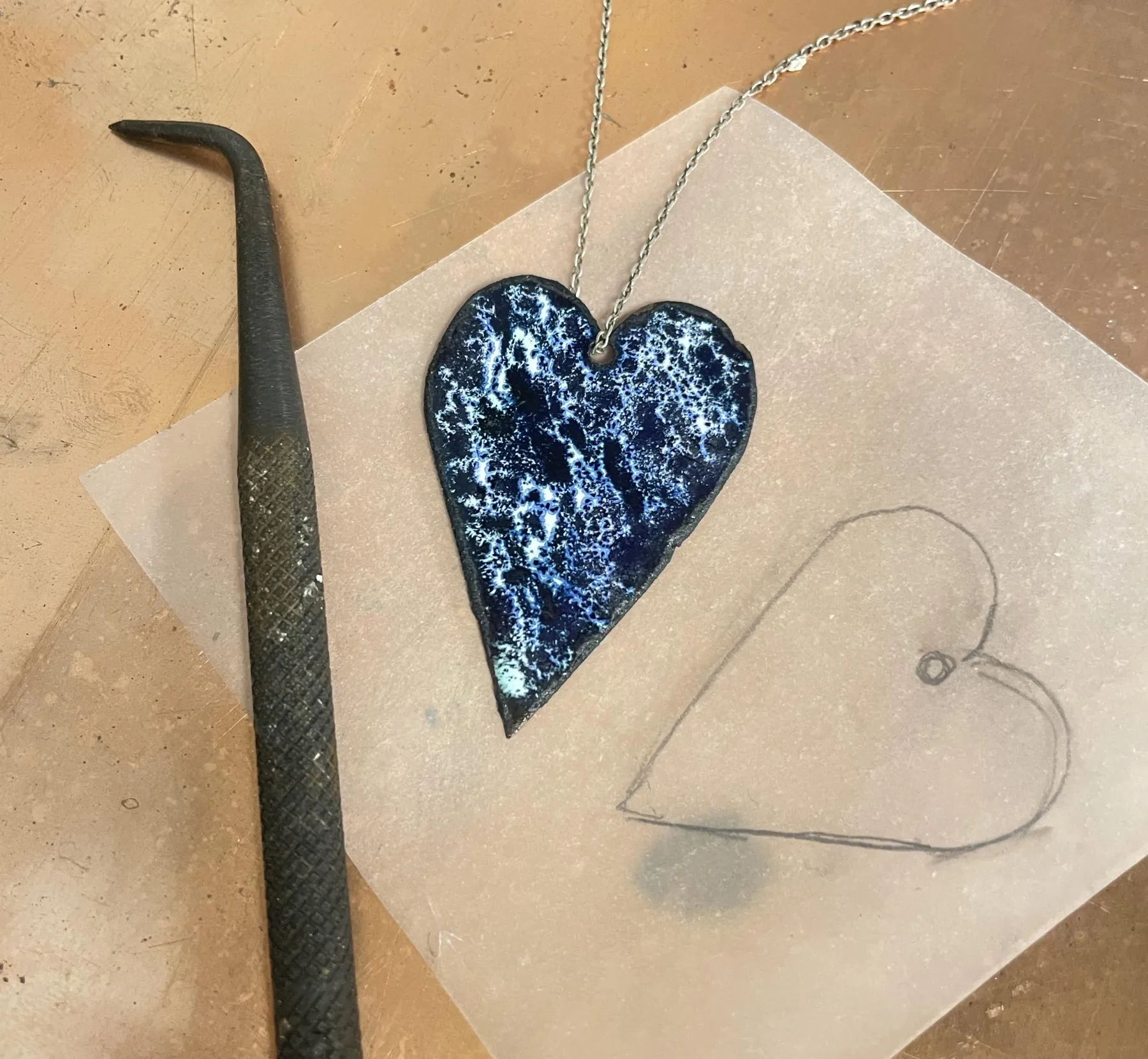 Créez votre médaillon unique en cuivre émaillé avec Maxime - Afbeelding nr. 3 - Wecandoo