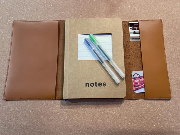 Fabriquez votre housse de carnet en cuir avec Hélène - Image n°1 - Wecandoo