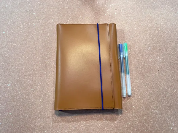 Fabriquez votre housse de carnet en cuir avec Hélène - Image n°4 - Wecandoo