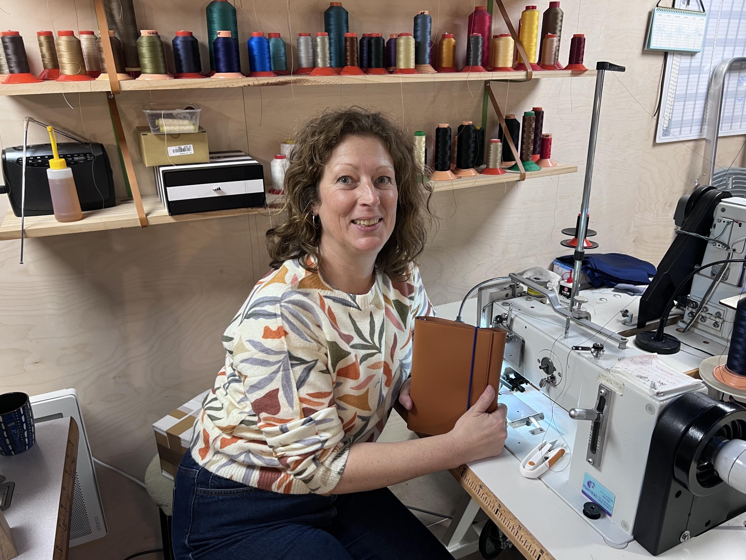 Fabriquez votre housse de carnet en cuir avec Hélène - Image n°2 - Wecandoo