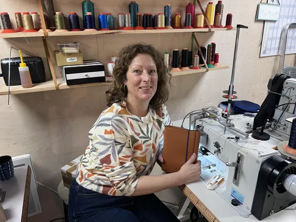 Fabriquez votre housse de carnet en cuir avec Hélène - Image n°2 - Wecandoo