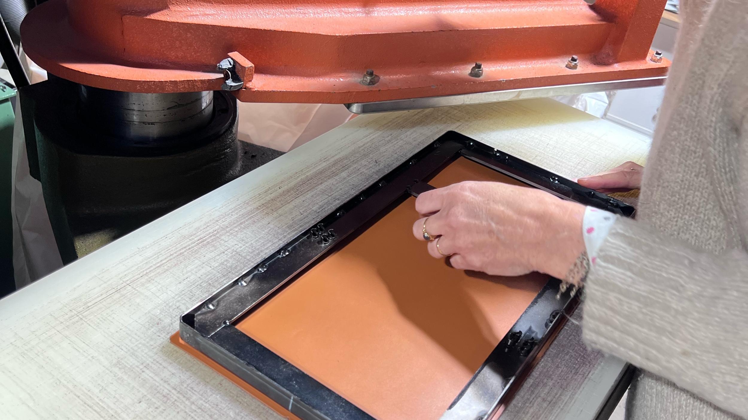 Fabriquez votre housse de carnet en cuir avec Hélène - Image n°5 - Wecandoo