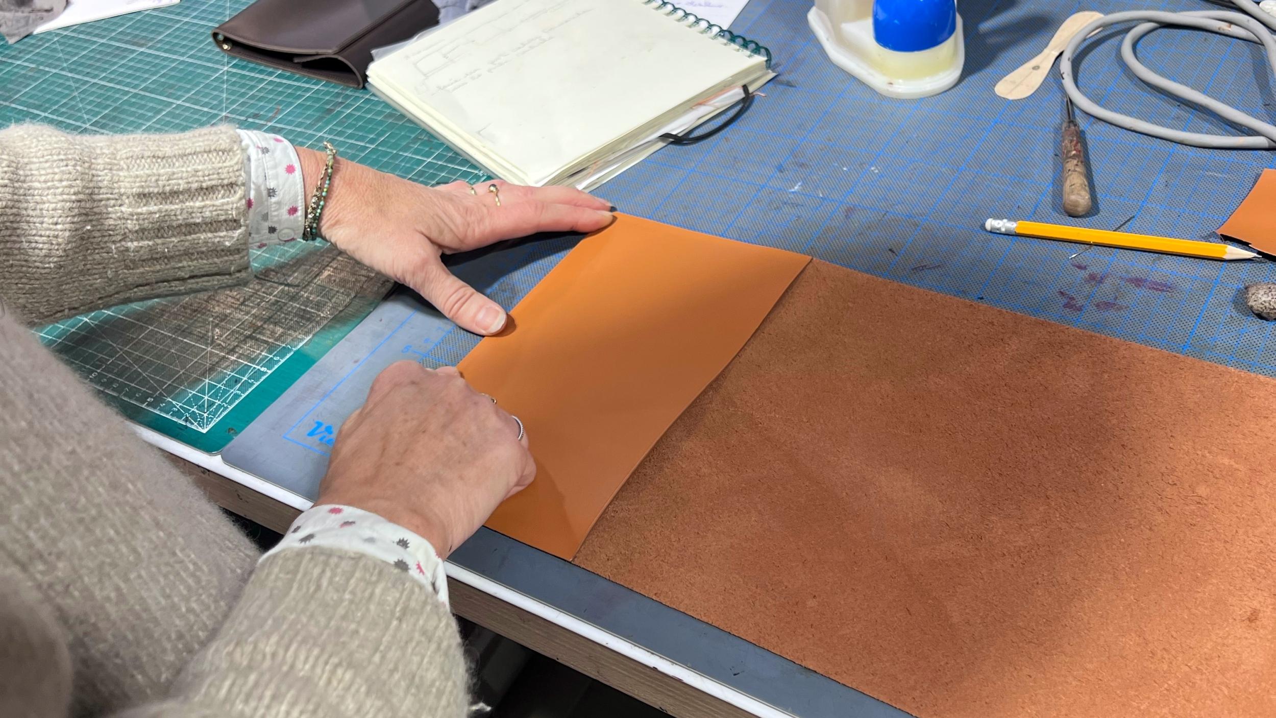 Fabriquez votre housse de carnet en cuir avec Hélène - Image n°3 - Wecandoo