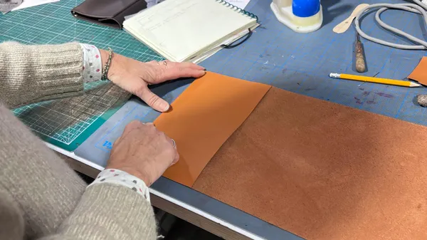 Fabriquez votre housse de carnet en cuir avec Hélène - Image n°3 - Wecandoo