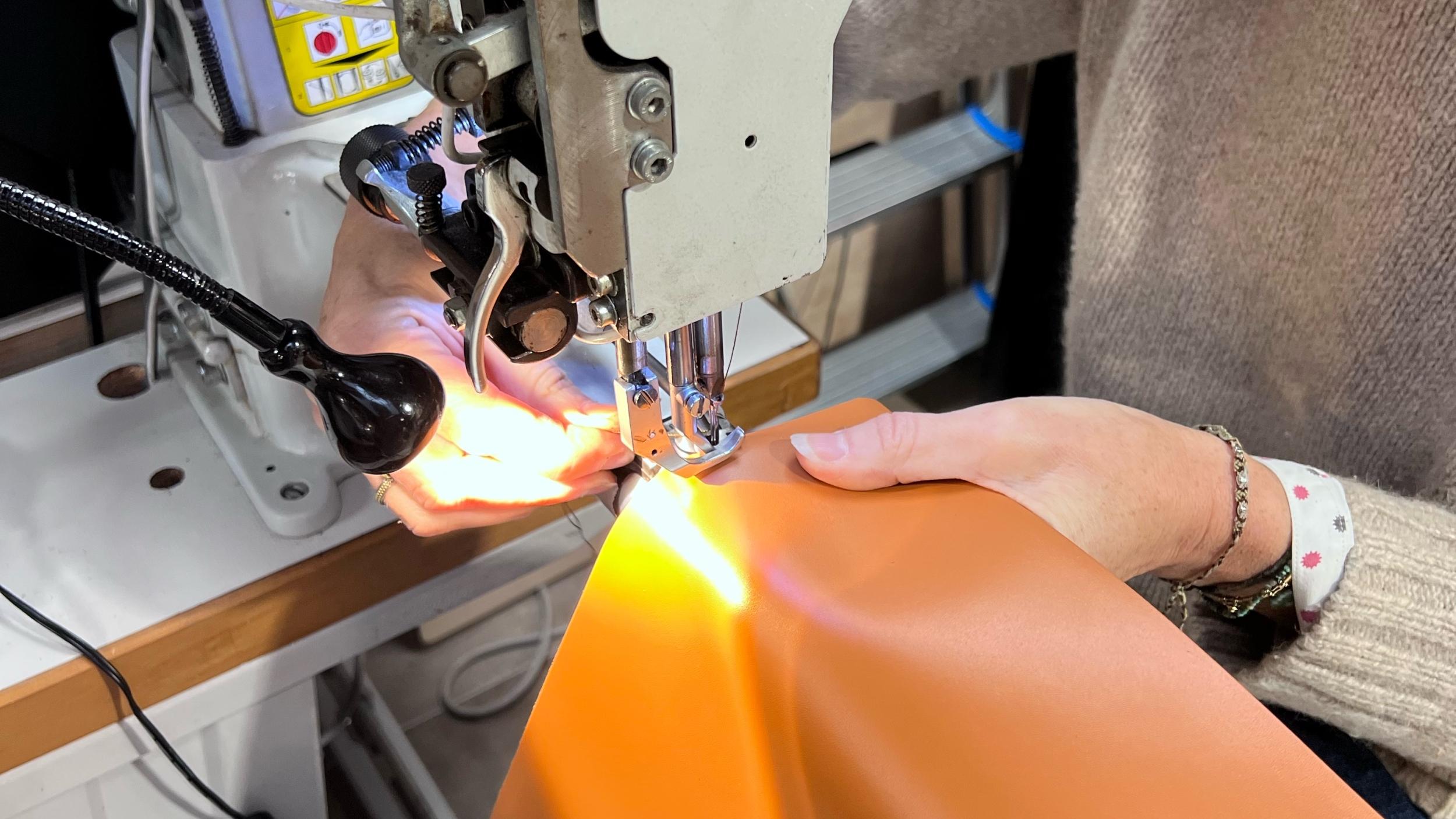 Fabriquez votre housse de carnet en cuir avec Hélène - Image n°6 - Wecandoo