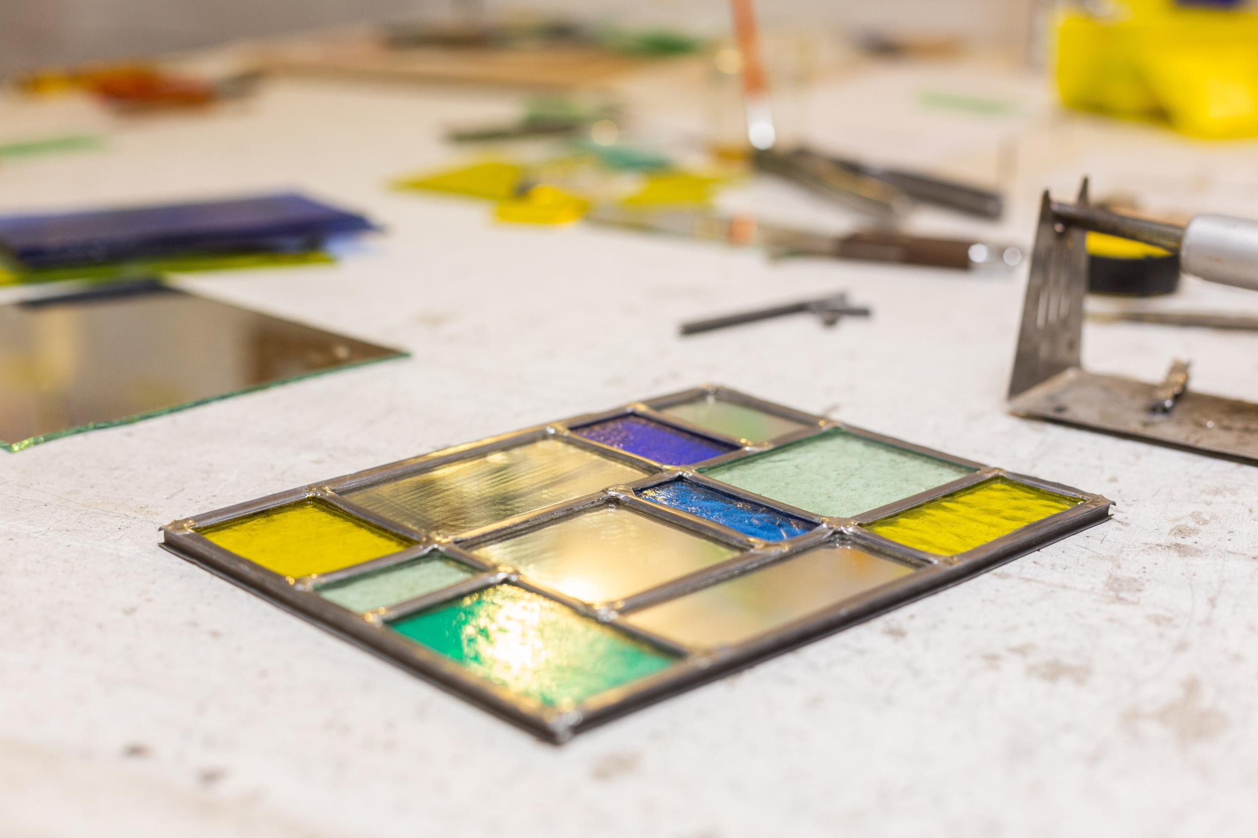 Fabriquez un vitrail traditionnel avec Hélène - Image n°6 - Wecandoo