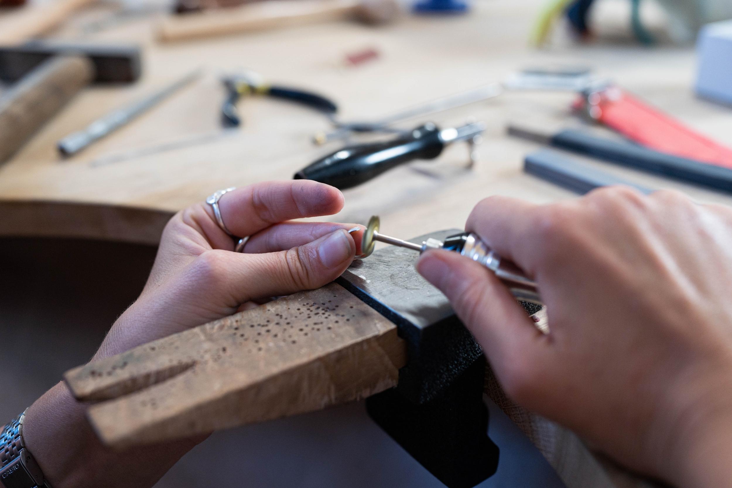Réalisez votre anneau martelé en argent de réemploi avec Marion - Image n°6 - Wecandoo
