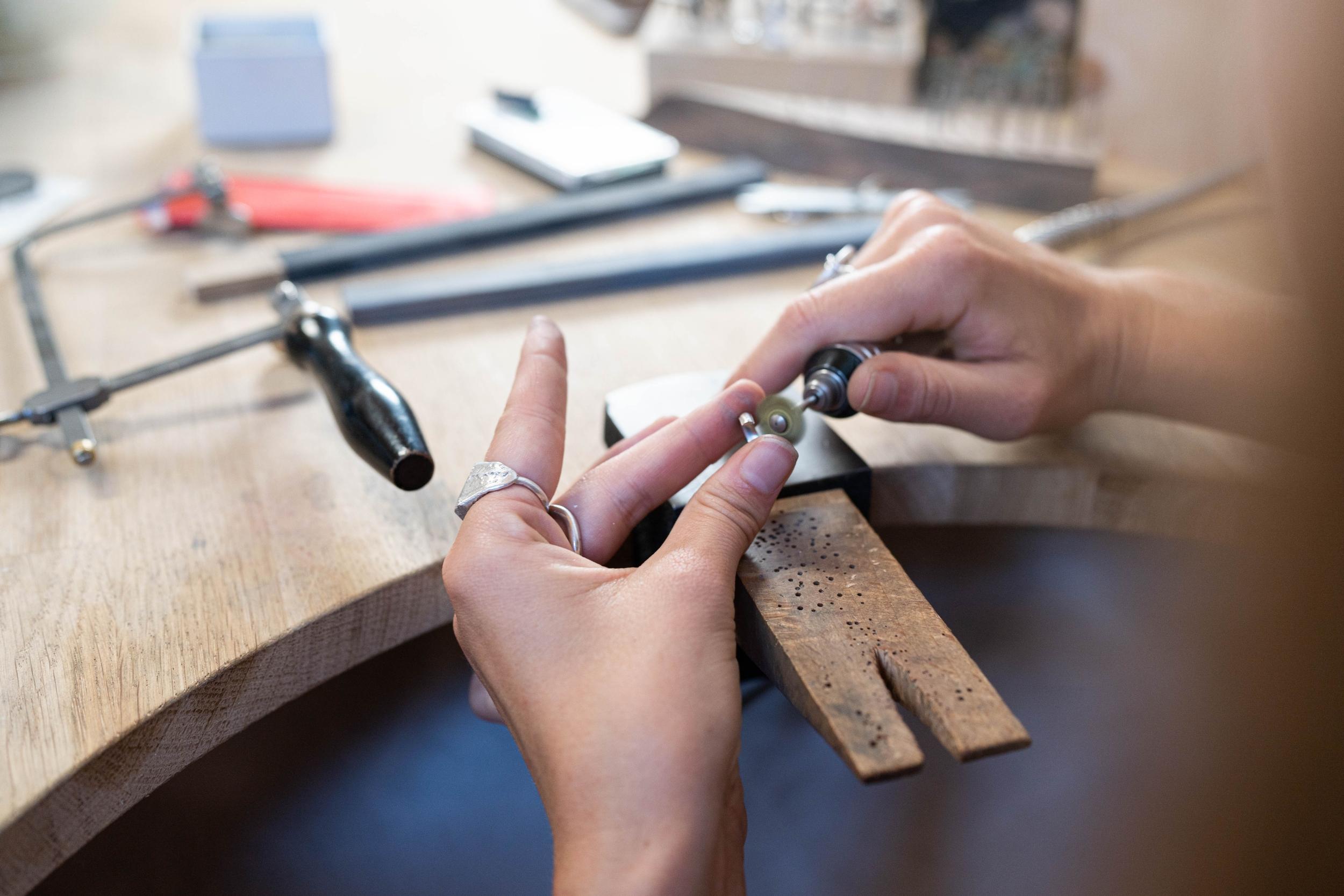 Réalisez votre anneau martelé en argent de réemploi avec Marion - Image n°7 - Wecandoo