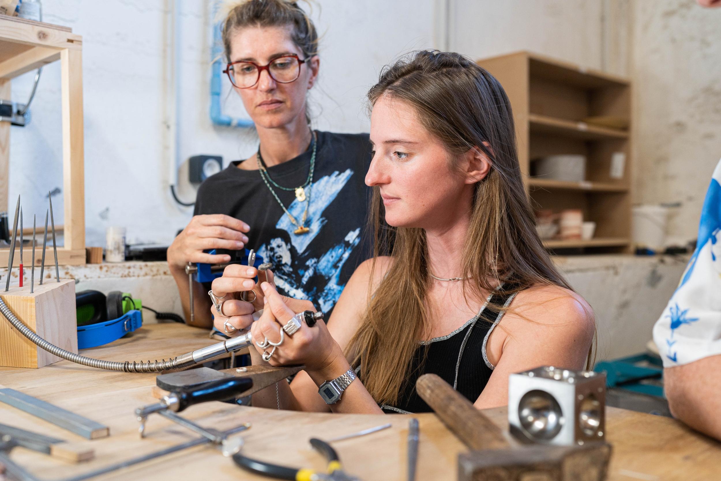 Réalisez votre anneau martelé en argent de réemploi avec Marion - Image n°5 - Wecandoo