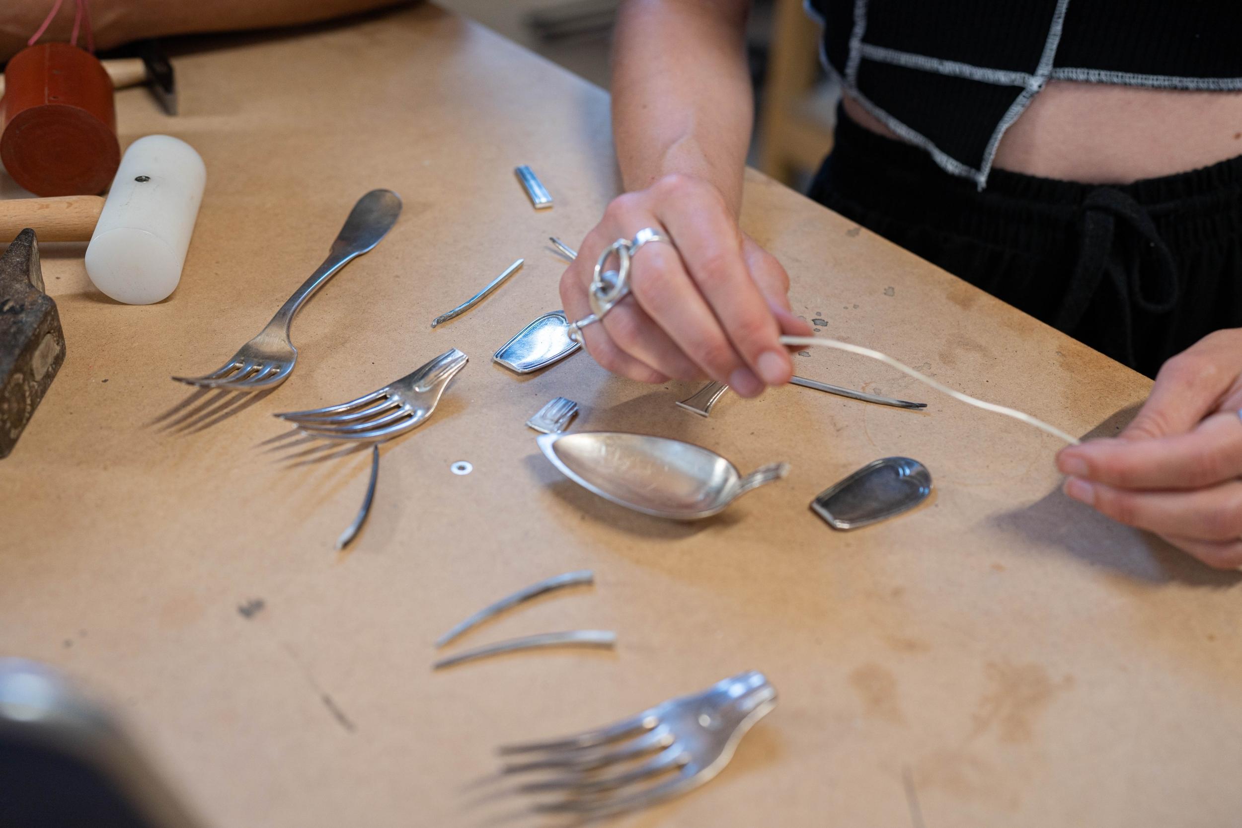 Réalisez votre anneau martelé en argent de réemploi avec Marion - Image n°3 - Wecandoo