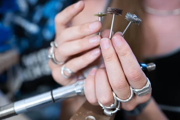 Réalisez votre anneau martelé en argent de réemploi avec Marion - Image n°4 - Wecandoo