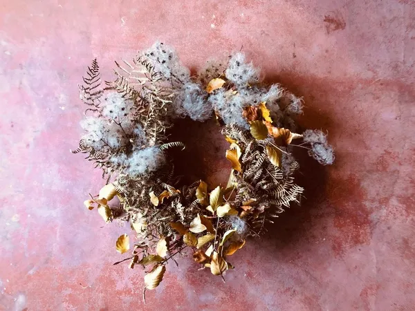 Créez votre couronne de végétaux et fleurs séchées