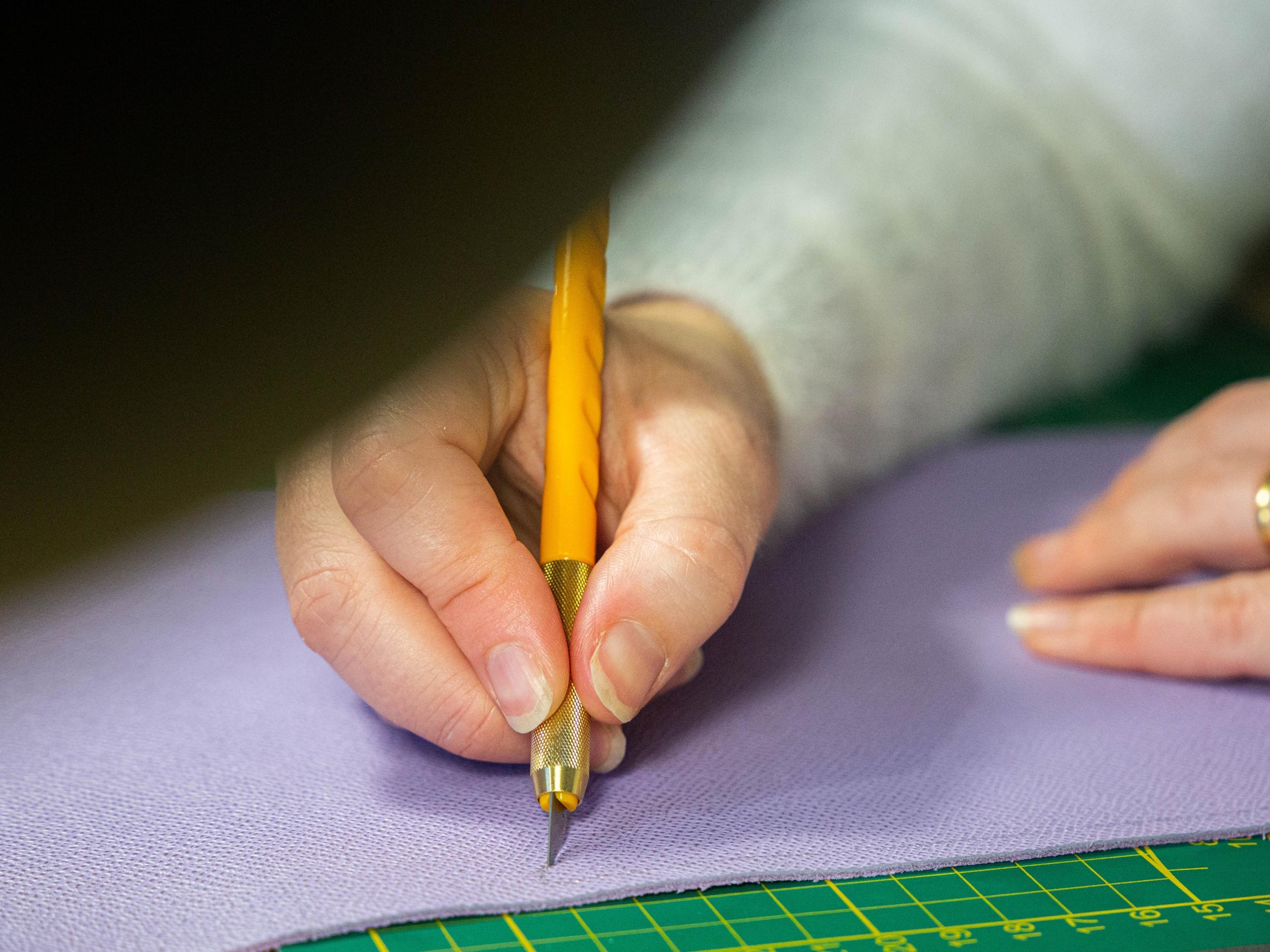 Réalisez votre pochette et votre porte-clés en cuir avec Vivien - Image n°9 - Wecandoo