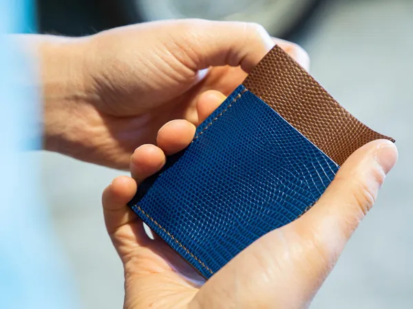 Réalisez votre porte-cartes en cuir avec Vivien - Image n°3 - Wecandoo