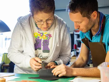 Réalisez votre pochette et votre porte-clés en cuir