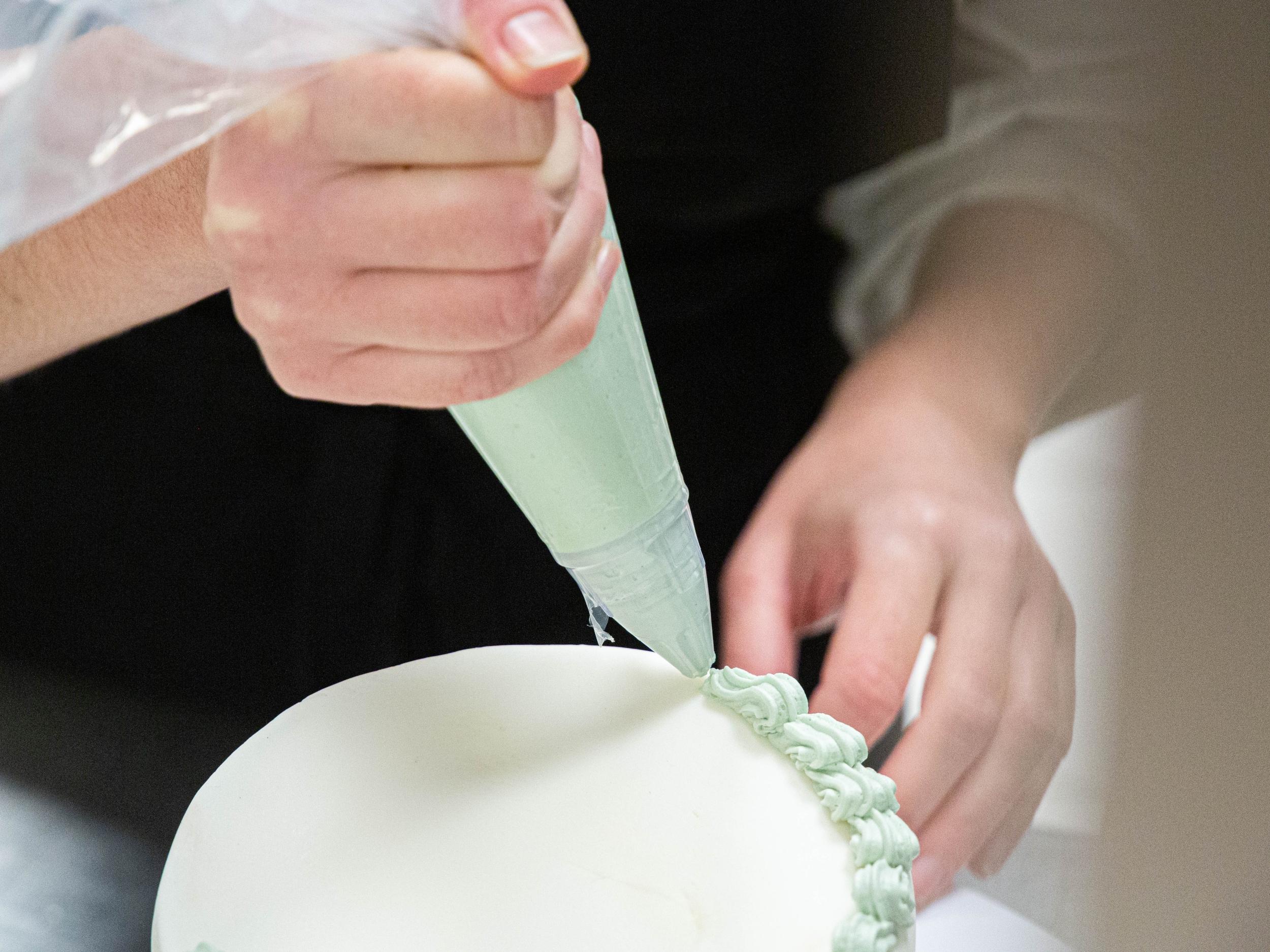 Assemblez et décorez votre layer cake avec Chloé - Image n°7 - Wecandoo