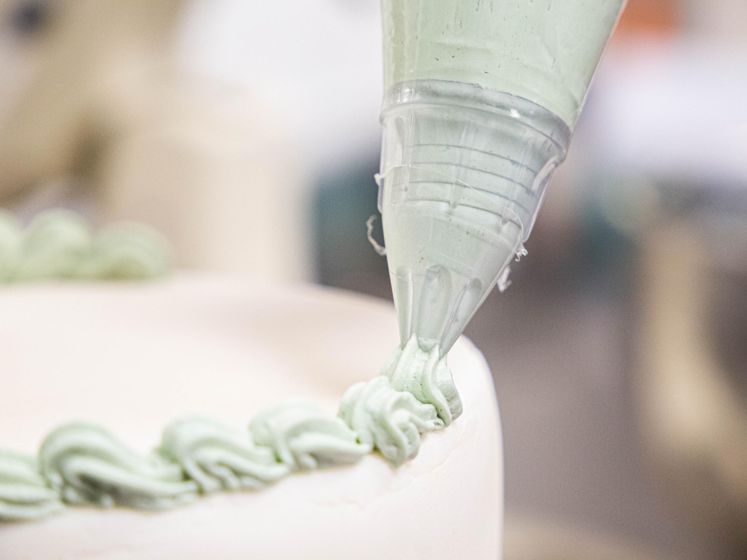 Assemblez et décorez votre layer cake avec Chloé - Image n°2 - Wecandoo