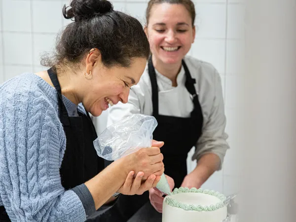 Assemblez et décorez votre layer cake avec Chloé - Image n°4 - Wecandoo