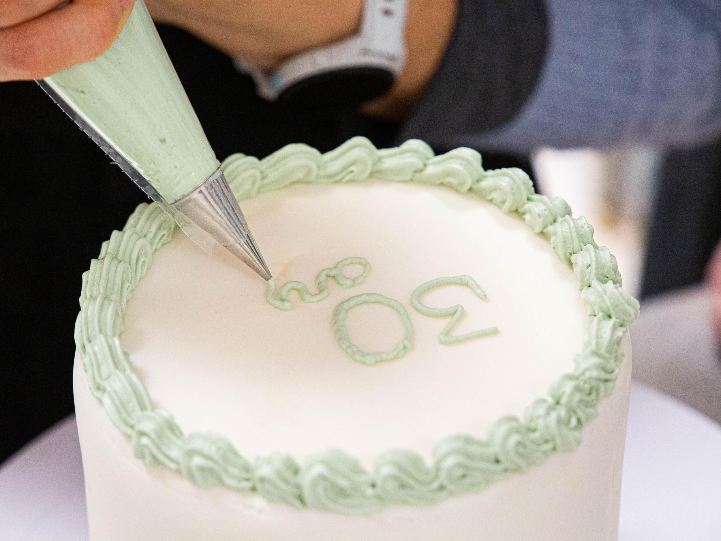 Assemblez et décorez votre layer cake avec Chloé - Image n°5 - Wecandoo