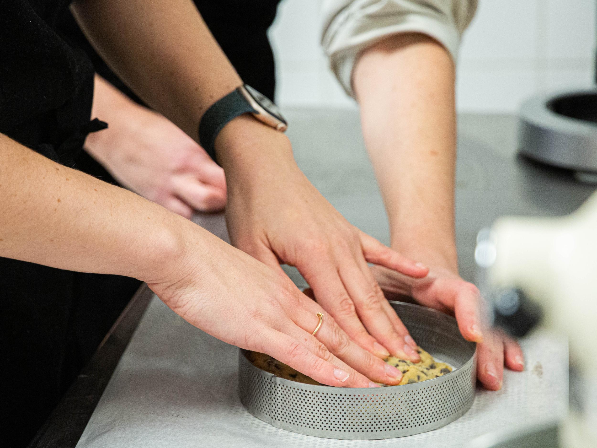 Réalisez vos pâtisseries gourmandes à base de pâte à cookie avec Chloé - Image n°2 - Wecandoo