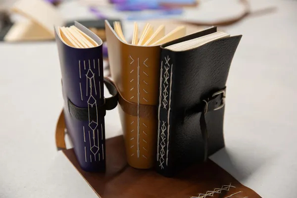 Confectionnez votre carnet en cuir et couture