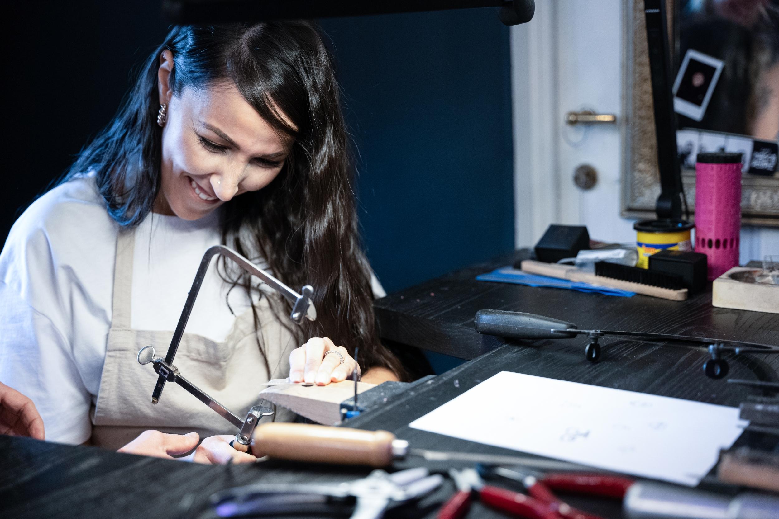 Créez votre paire de boucles d'oreilles en argent avec Jennyfer - Image n°6 - Wecandoo