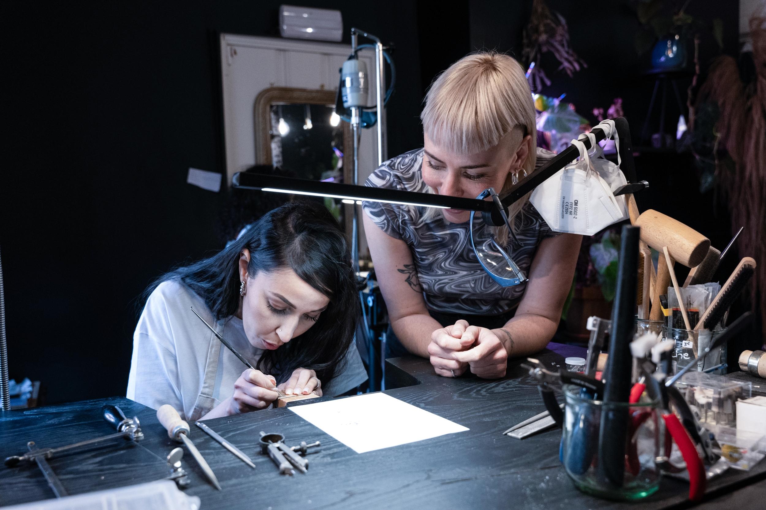 Créez votre paire de boucles d'oreilles en argent avec Jennyfer - Image n°5 - Wecandoo