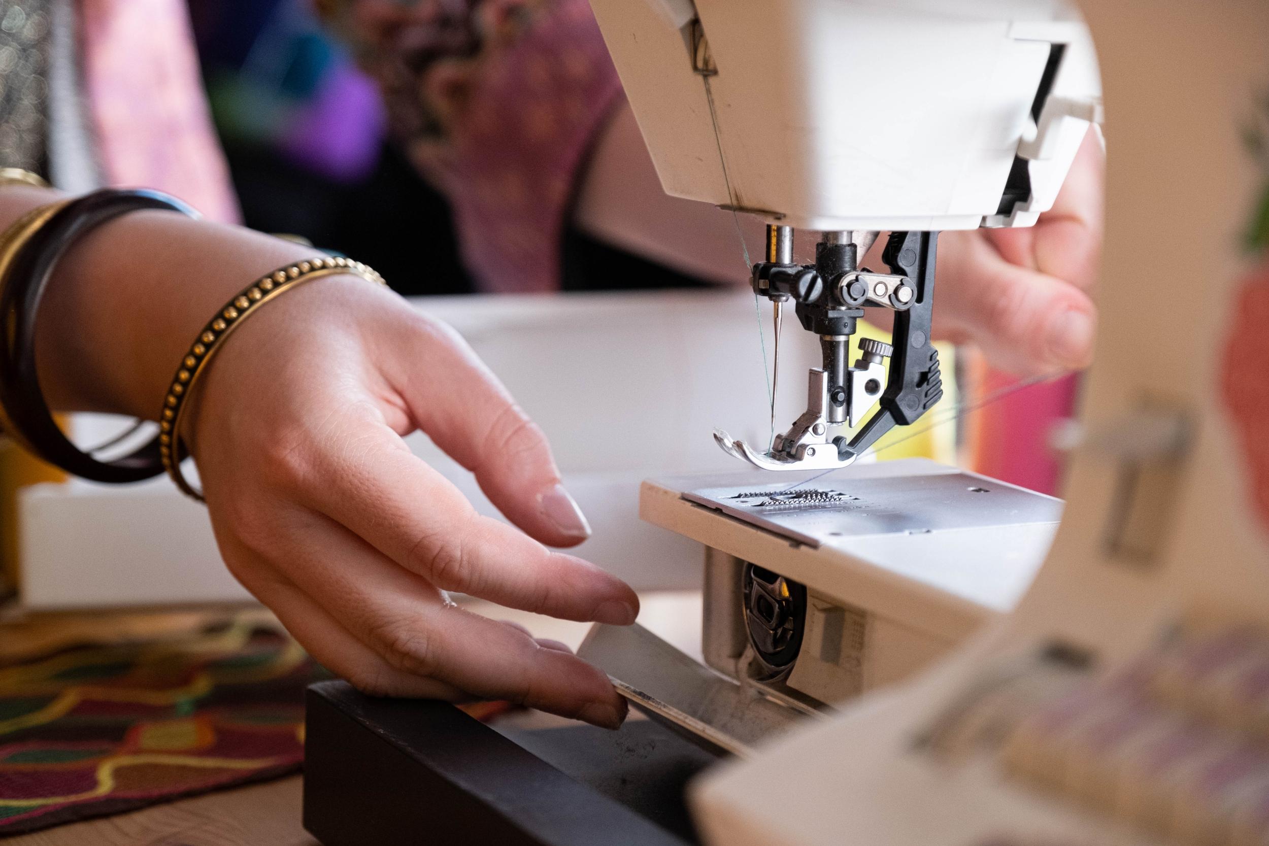 Découvrez la broderie expérimentale à la machine à coudre avec Julie - Image n°6 - Wecandoo