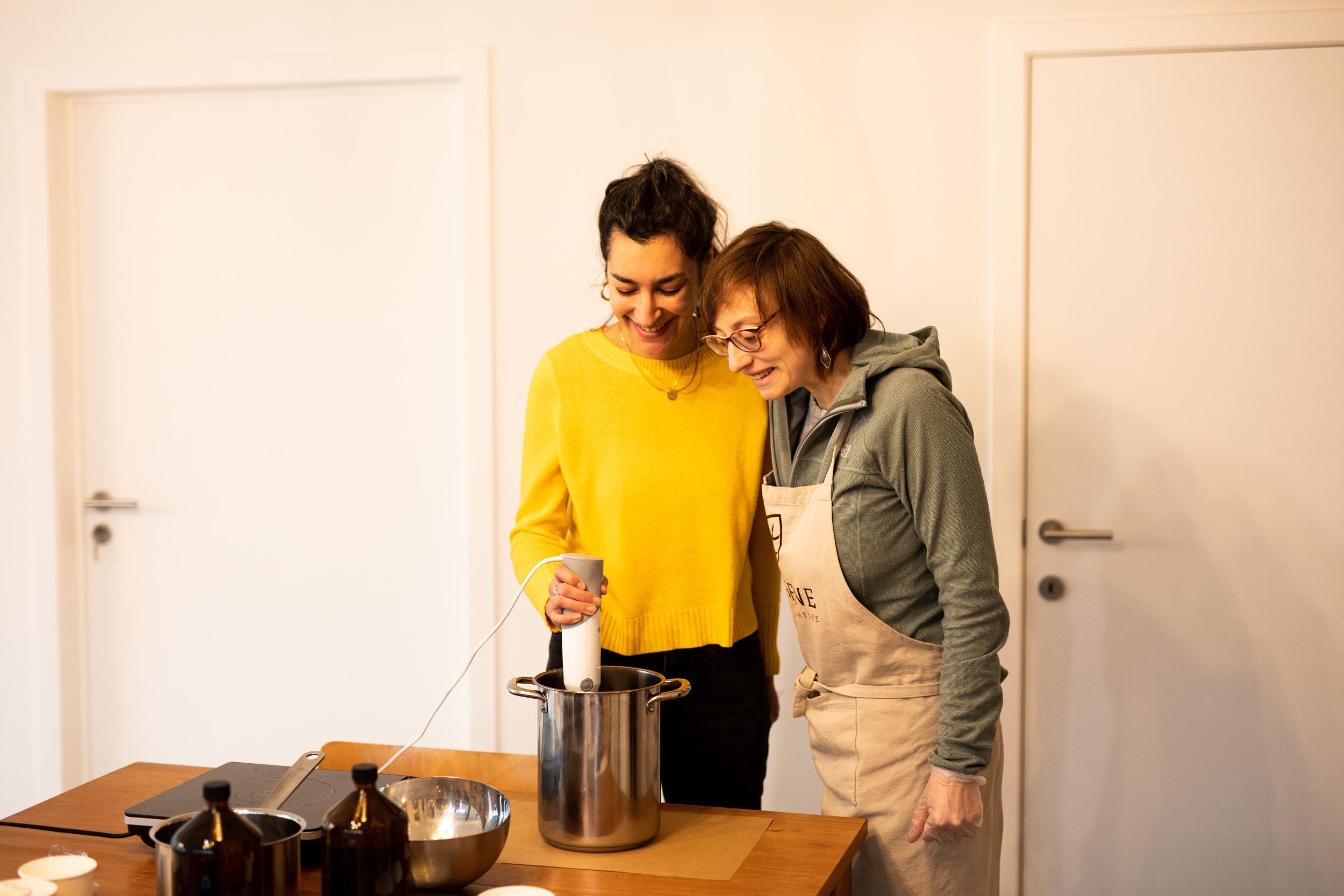 Initiez-vous à la saponification à froid et fabriquez votre savon artisanal avec Eva et Francesco - Image n°6 - Wecandoo