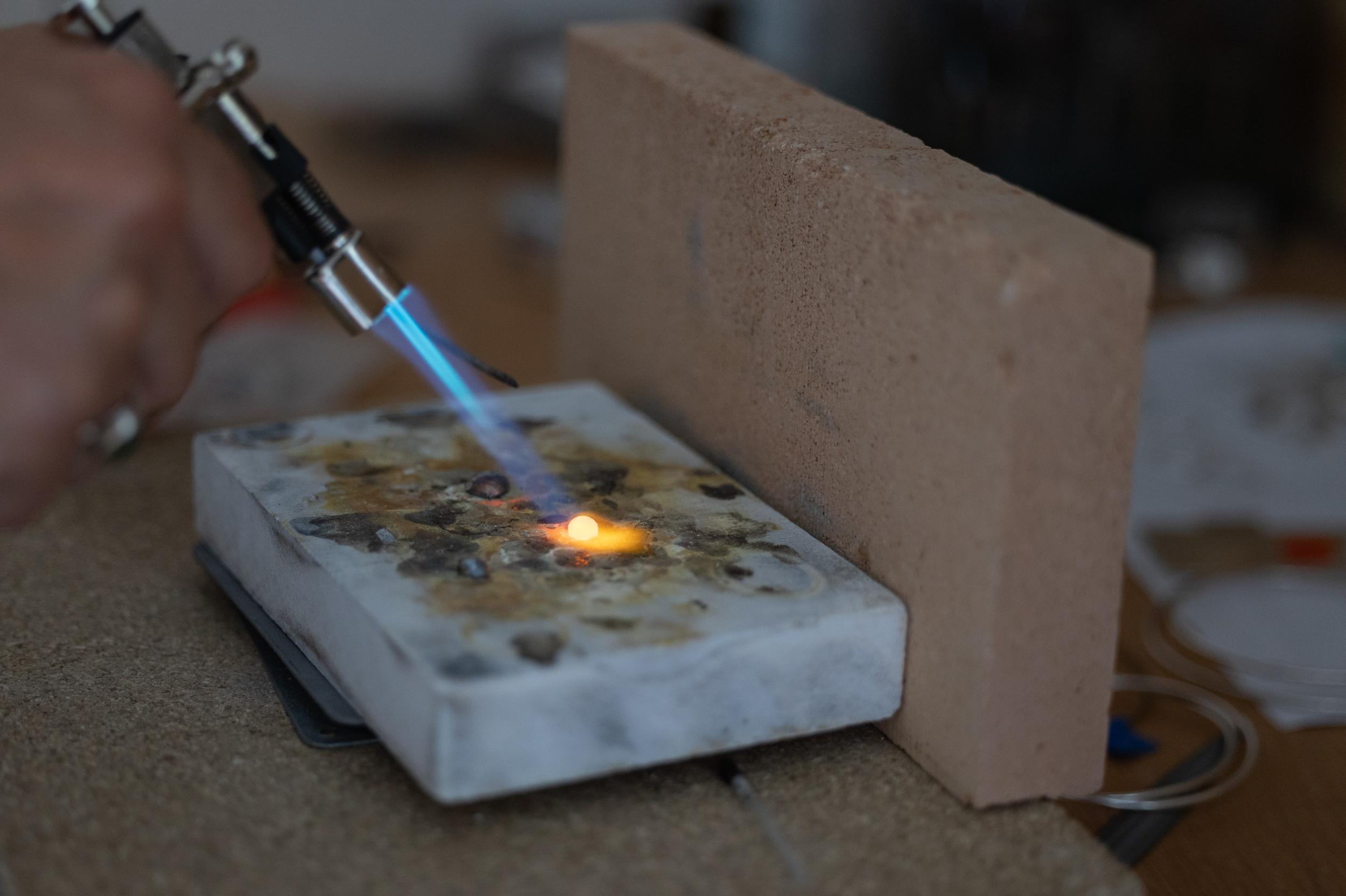 Fabriquez vos alliances en argent en duo avec Sylvie - Image n°6 - Wecandoo