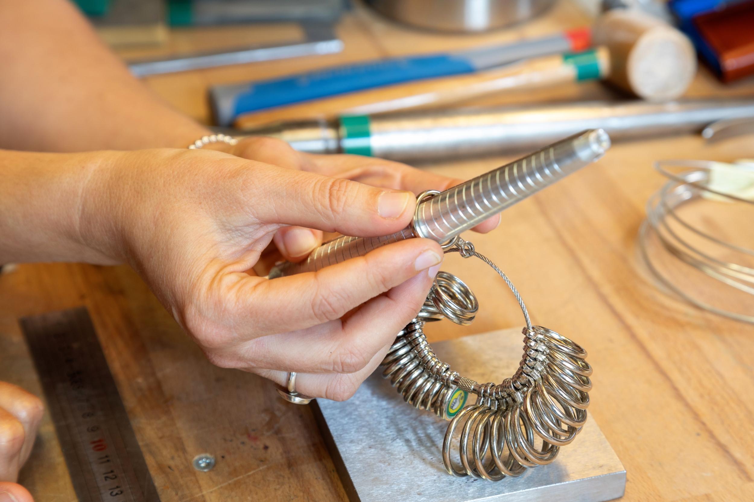 Fabriquez vos alliances en argent en duo avec Sylvie - Image n°7 - Wecandoo