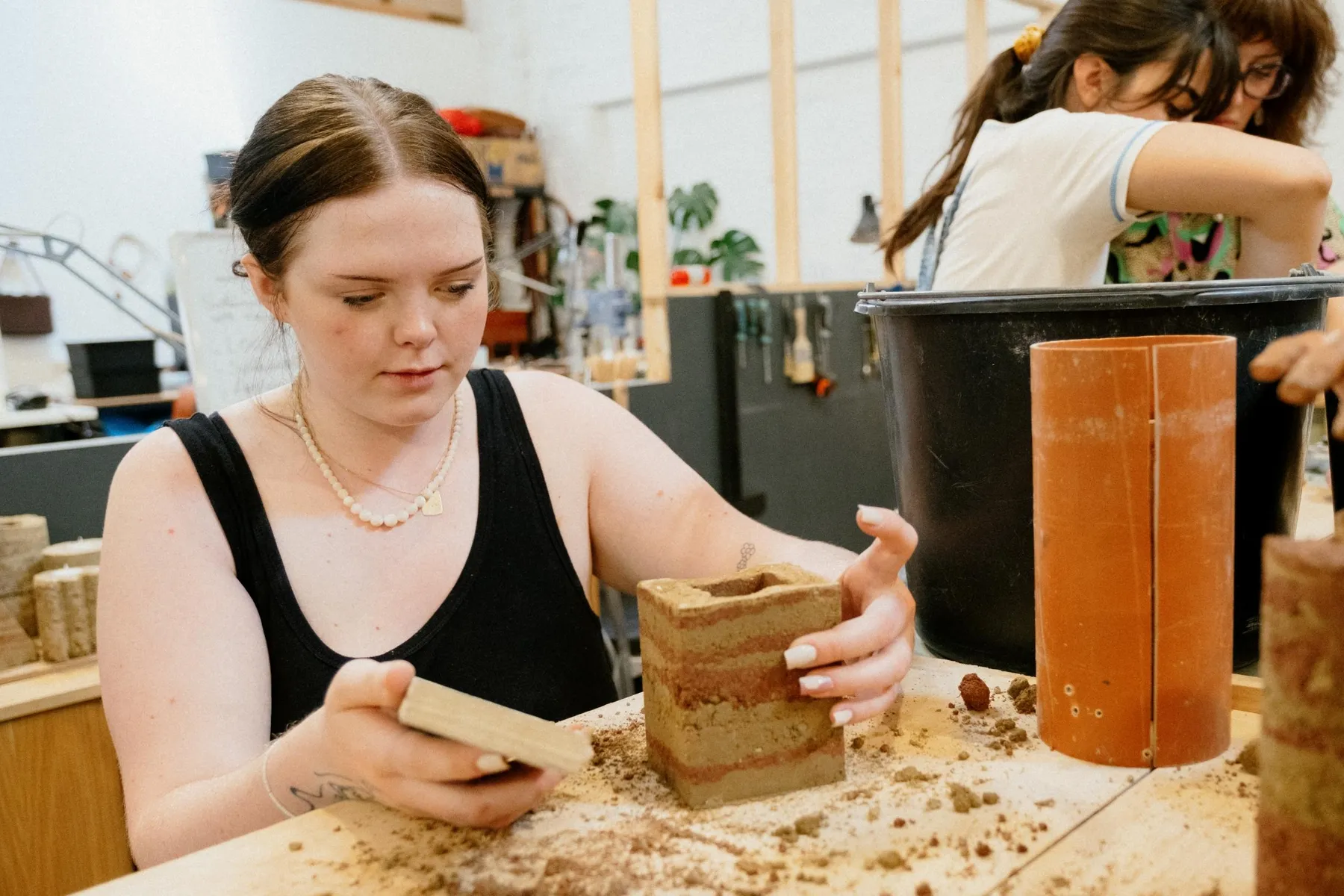 Fabriquez votre objet design en terre crue avec Sarah et Nina - Afbeelding nr. 5 - Wecandoo