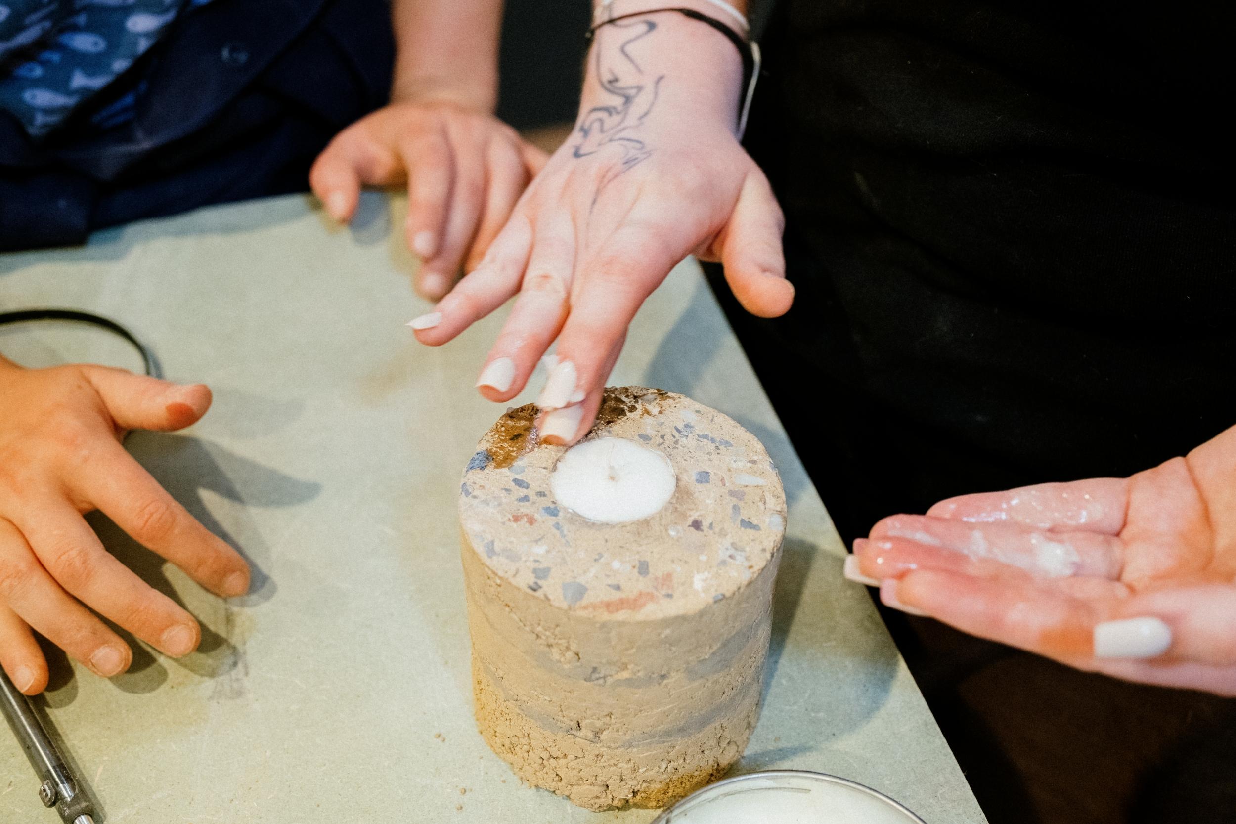 Fabriquez votre objet design en terre crue avec Sarah et Nina - Image n°12 - Wecandoo