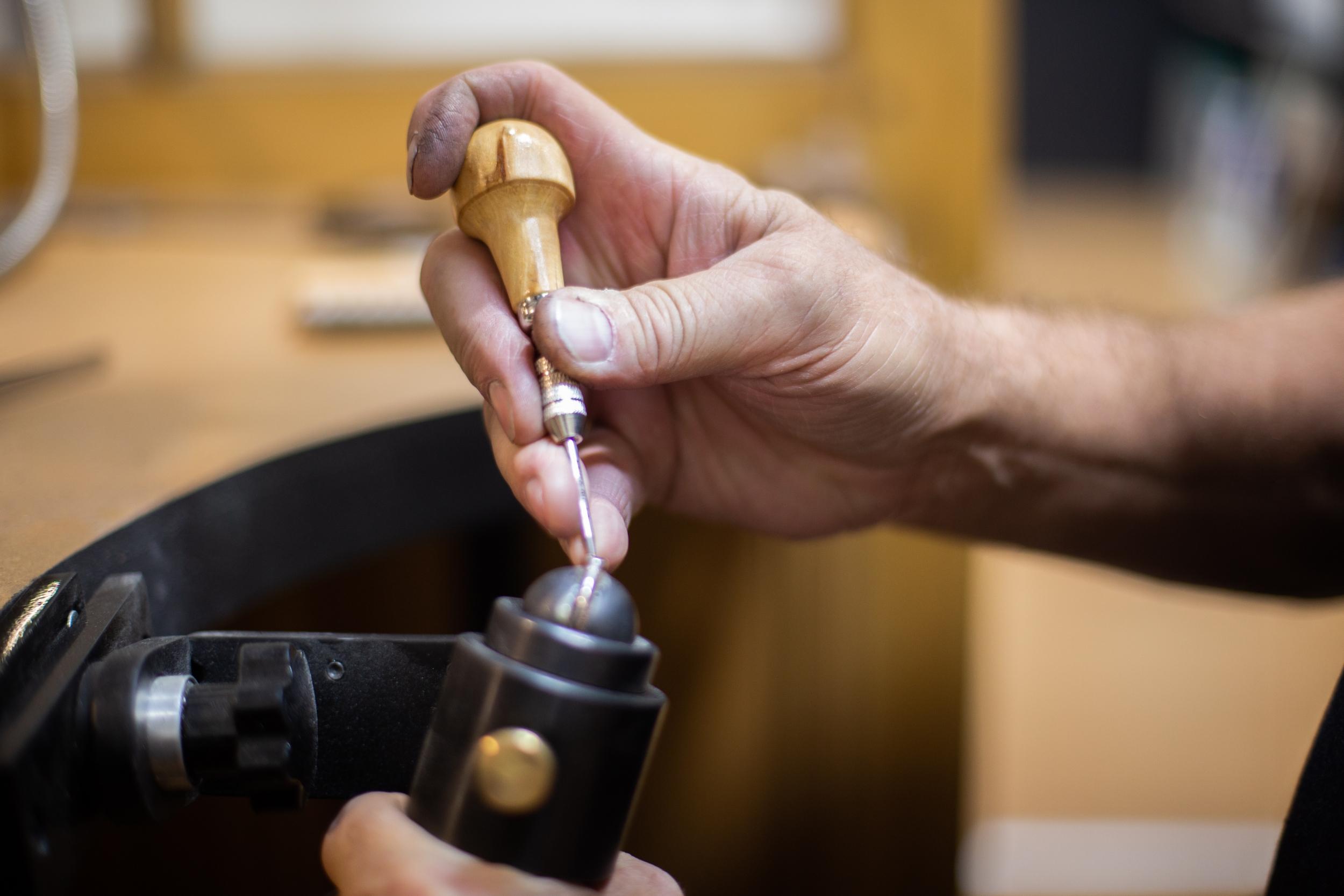 Créez votre bijou serti de diamants et de pierres fines avec Philippe - Image n°4 - Wecandoo