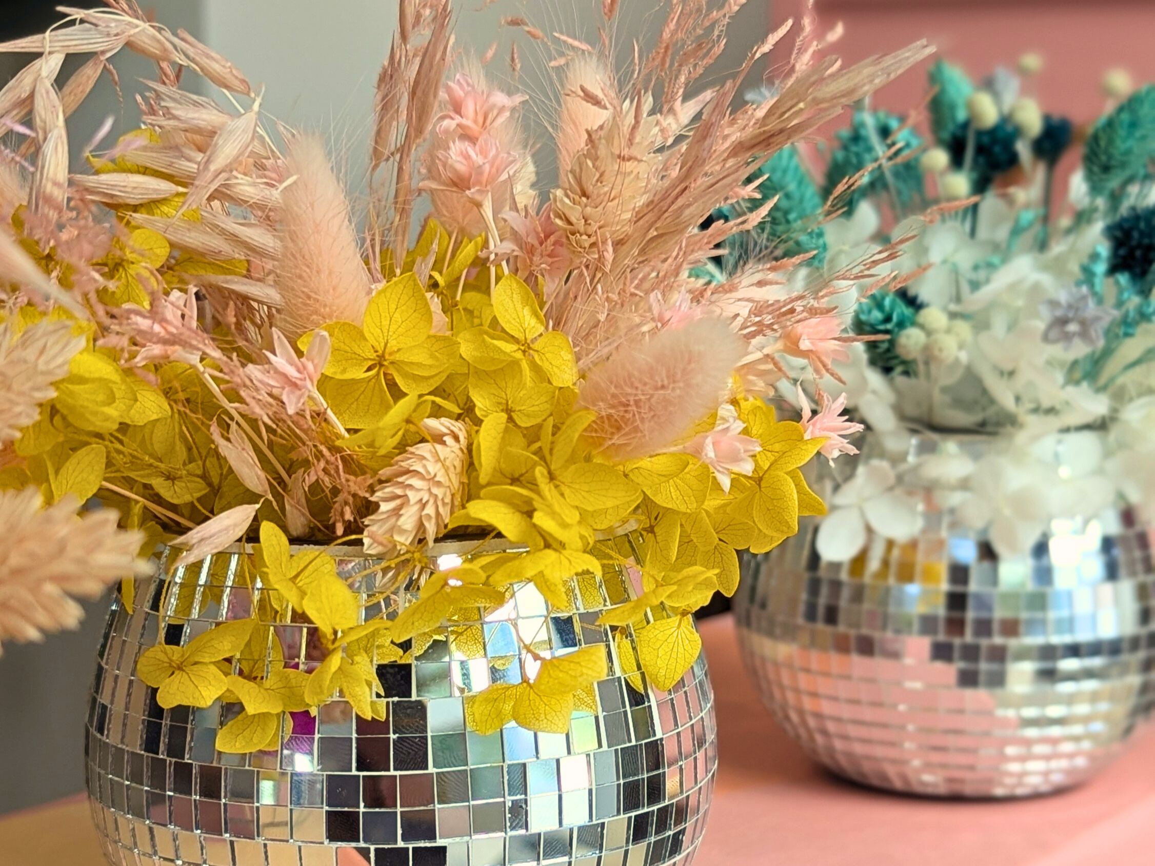 Composez votre boule disco en fleurs séchées